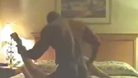 Beauté avale une gro ...