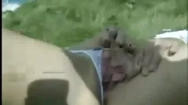 Le jeune homme lèche ...